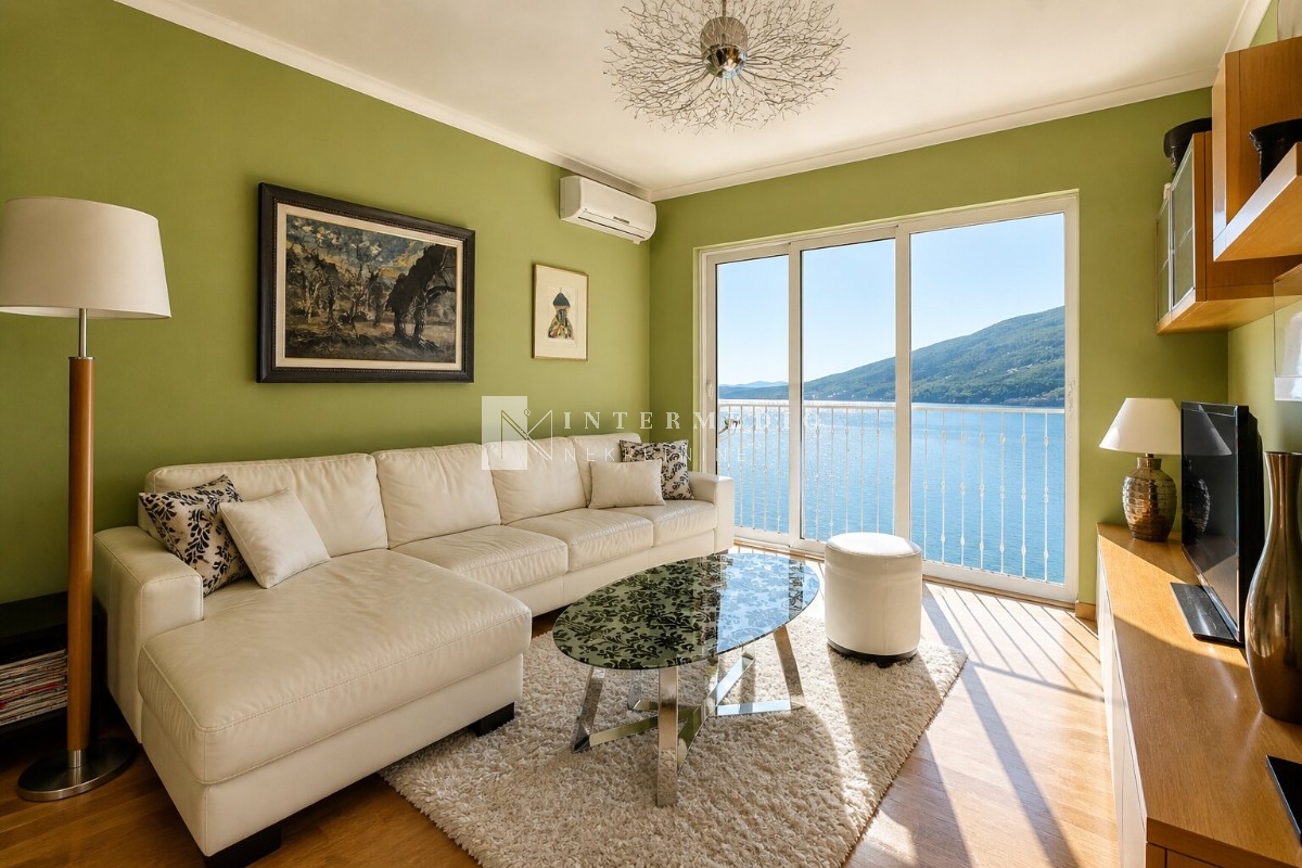 Stan na prvoj liniji mora u Đenovićima (Herceg Novi) – 42m² + terasa, pogled na more